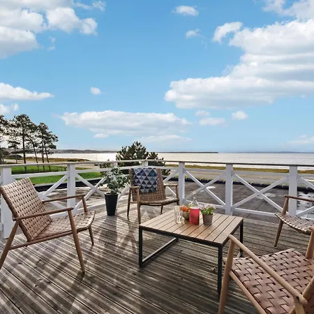 Дом отдыха Lovely In With Sauna